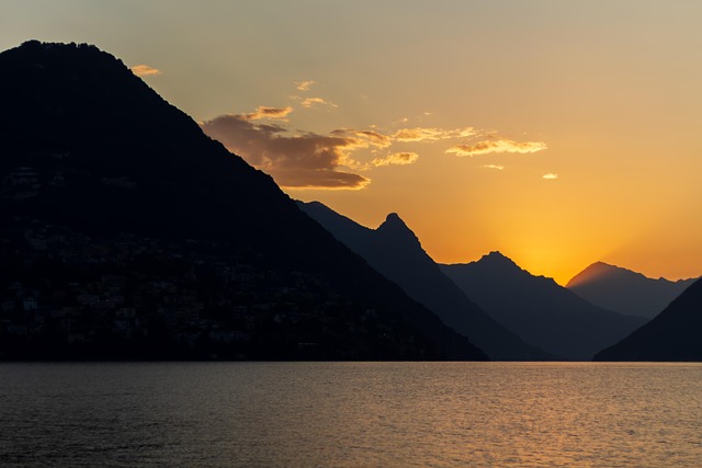 studente di fotografia che prende appunti vicino a una fotocamera mirrorless