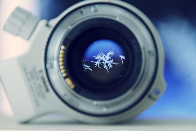 attrezzatura fotografica su tavolo di lavoro