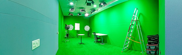 coppia in studio con luce laterale controllata